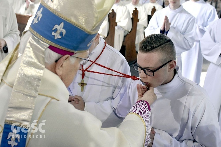 Przed nałożeniem krzyża każdy kandydat na ceremoniarza czy lektora ucałował symbol Chrystusowej męki.