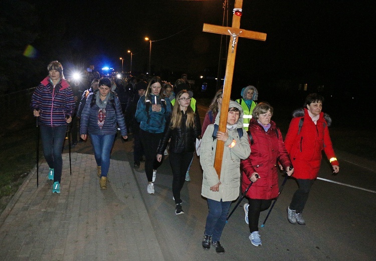 Przeszli 25 km nocą od św. Filomeny do Matki Bożej Dobrej Rady