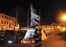 Pod łowickim pomnikiem wartę zaciągnęli strażacy.