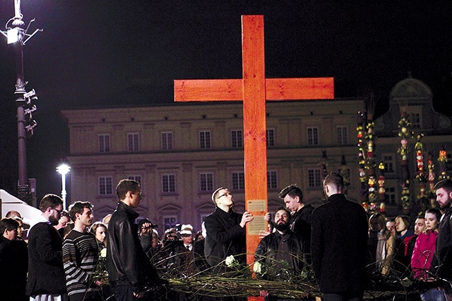 Krzyż nieśli przedstawiciele różnych duszpasterstw studenckich Krakowa.