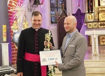 Ksiądz kan. Dettlaff wręczył nagrodę metropolity sopockiemu zespołowi Continuo.