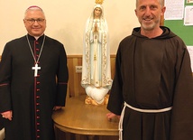 ◄	Biskup Artur był jedną z pierwszych osób, które modliły się przed figurą.  Z prawej o. Mirosław  Ferenc OFMCap.
