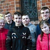 Uczniowie z Bobrowa biorący udział w inscenizacji przed koszalińską katedrą.