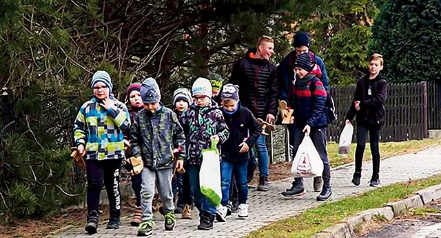 Tradycja przypomina dziś nieco kolędowanie, tyle że przed Wielkanocą i ze stukotem zamiast śpiewu.