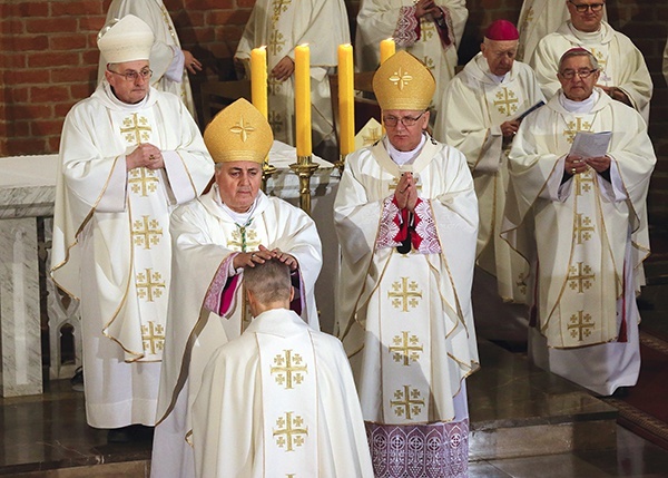 Najważniejszy moment konsekracji – nałożenie rąk przez braci w biskupstwie.