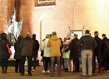 Mieszkańcy Elbląga gromadzili się w różnych częściach miasta, w tym także pod pomnikiem Ojca Świętego.