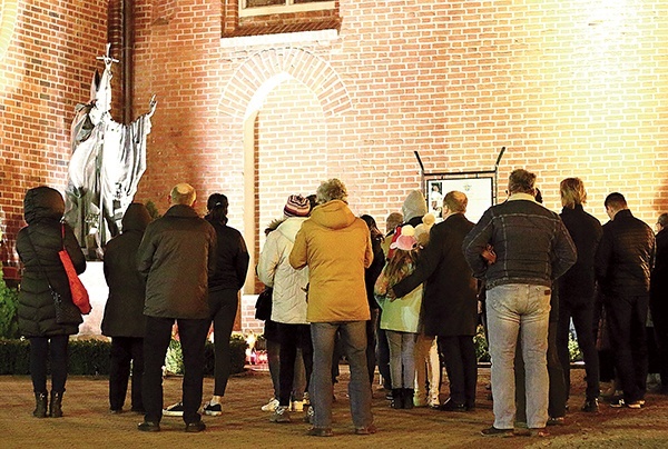 Mieszkańcy Elbląga gromadzili się w różnych częściach miasta, w tym także pod pomnikiem Ojca Świętego.