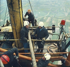 Konserwacja tak wysokiego masztu wymagała alpinistycznych umiejętności. Trzeba było chociażby wymieniać żarówki oświetlenia przeszkodowego  