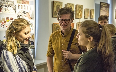 Studenci wykonują kopię wybranego obrazu ze zbiorów Muzeum Narodowego w Warszawie, z którym placówka  od początku współpracuje.