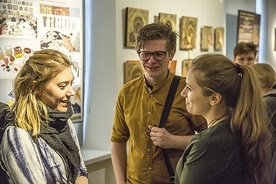 Studenci wykonują kopię wybranego obrazu ze zbiorów Muzeum Narodowego w Warszawie, z którym placówka  od początku współpracuje.