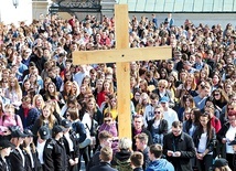 Stałym punktem pielgrzymki jest Droga Krzyżowa na wałach.