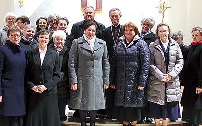 Siostry wspomożycielki przybyłe na jubileusz z biskupem i słopnickim proboszczem, ks. Janem Gniewkiem.