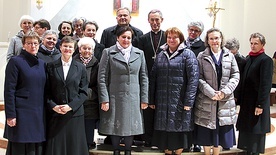 Siostry wspomożycielki przybyłe na jubileusz z biskupem i słopnickim proboszczem, ks. Janem Gniewkiem.