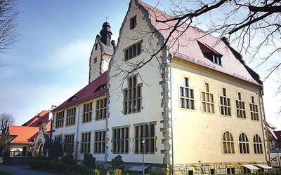 Kościół przy ul. Wałbrzyskiej może pomieścić ok. 600 osób.