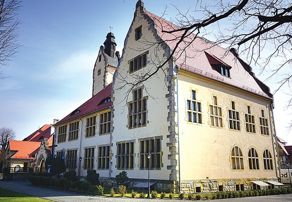 Kościół przy ul. Wałbrzyskiej może pomieścić ok. 600 osób.
