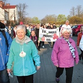 Pątnicy w pięciu kościołach odmawiają po dziesiątce Różańca (tajemnice światła).