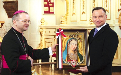 Biskup podarował prezydentowi Andrzejowi Dudzie obraz matki Bożej Cierpliwie Słuchającej.