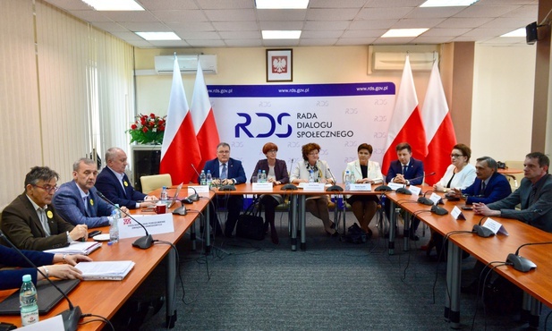 Szydło: Strona związkowa odrzuciła nasze propozycje; Broniarz: Kontynuujemy strajk