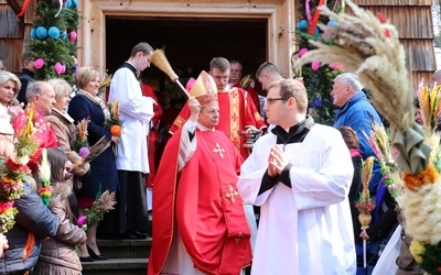 Przed Eucharystią bp Henryk Tomasik poświęci przyniesione przez wiernych palmy