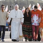 Franciszek do młodych: „Biegnijcie, pociągani przez to Oblicze, które adorujemy w świętej Eucharystii i rozpoznajemy w ciele cierpiącego brata. A kiedy dojdziecie tam, gdzie my jeszcze nie dotarliśmy, miejcie cierpliwość, żeby na nas zaczekać”.