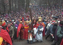 Misterium kalwaryjskie pozwala uczestniczyć w drodze, jaką przeszedł Jezus od Ogrójca na Golgotę.