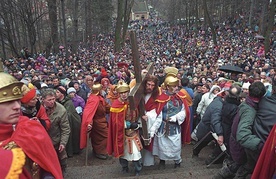 Misterium kalwaryjskie pozwala uczestniczyć w drodze, jaką przeszedł Jezus od Ogrójca na Golgotę.