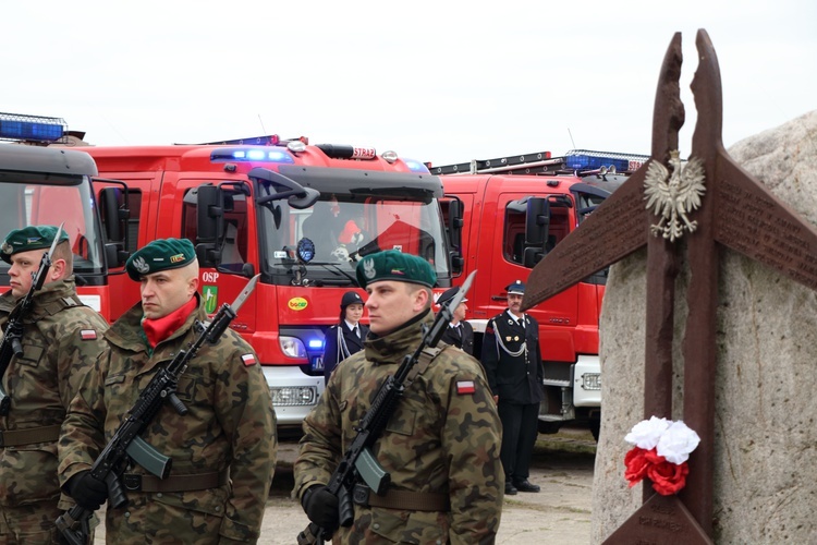 Apel pamięci ofiar katastrofy smoleńskiej na lotnisku Kętrzyn-Wilamowo