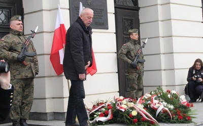 W imieniu władz Radomia znicz przy pamiątkowej tablicy zapalił wiceprezydent Karol Semik.