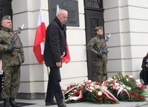 W imieniu władz Radomia znicz przy pamiątkowej tablicy zapalił wiceprezydent Karol Semik.