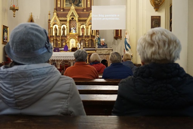 Dzień skupienia dla seniorów rozpoczął się od wspólnej modlitwy.