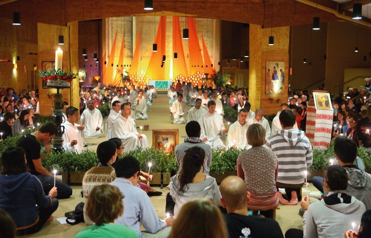 Modlitwa wieczorna, tzw. sobotnia liturgia światła w Taizé