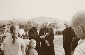 Ks. Franciszek Blachnicki z kardynałem Karolem Wojtyłą i oazowiczami