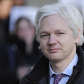 Julian Assange aresztowany. Ekwador cofnął mu zgodę na azyl w ambasadzie w Londynie