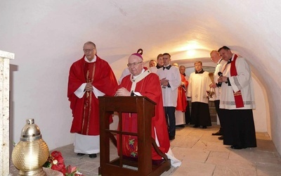 Abp Stanisław Budzik poświęcił w Kumowie sarkofag bp. Józefa M. Dzięcielskiego 