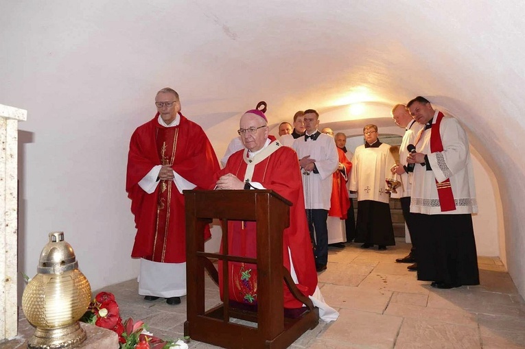 Abp Stanisław Budzik poświęcił w Kumowie sarkofag bp. Józefa M. Dzięcielskiego 