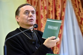 Biskup Adam Bałabuch w auli seminaryjnej.