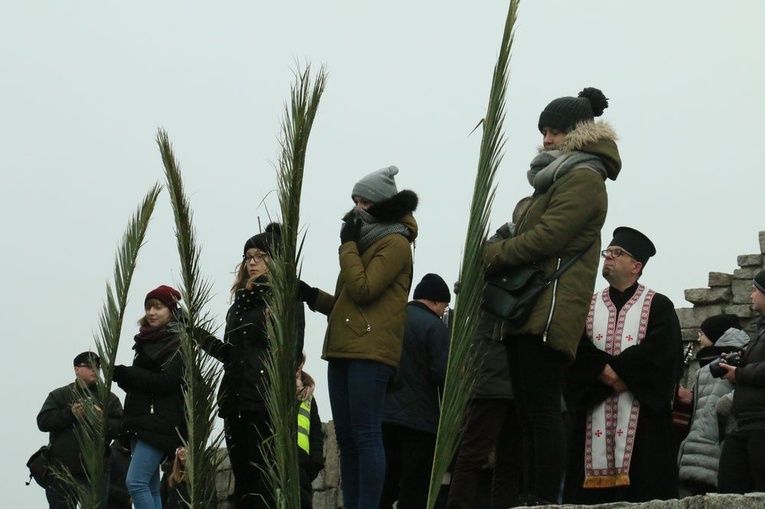 Droga Krzyżowa na terenie obozu na Majdanku