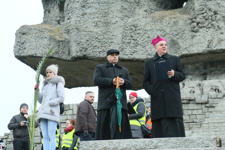 Droga Krzyżowa na terenie obozu na Majdanku