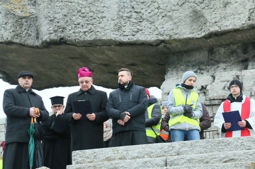 Droga Krzyżowa na terenie obozu na Majdanku