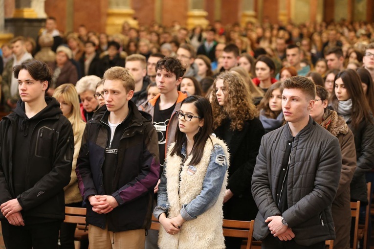 Maturzyści u Jasnogórskiej Pani