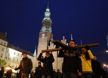 Tłum studentów przeszedł za krzyżem przez centrum Wrocławia