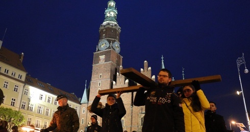 Tłum studentów przeszedł za krzyżem przez centrum Wrocławia