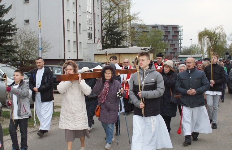 Droga Krzyżowa ulicami osiedla Polanka - parafia Odkupiciela Świata