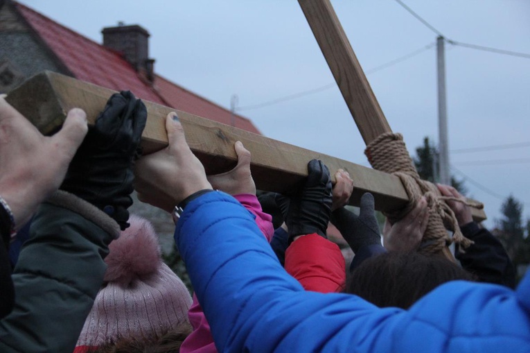 Wierni przeszli ulicami wielu miesjcowości uczestnicząc w nabożeństwach Drogi Krzyżowej