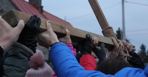 Wierni przeszli ulicami wielu miesjcowości uczestnicząc w nabożeństwach Drogi Krzyżowej