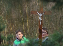 Nuna. Krzyż ich połączył