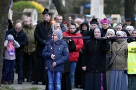 Krzyż nieśli kapłani, siostry zakonne, klerycy, przedstawiciele parafii i świdnickich grup apostolskich.