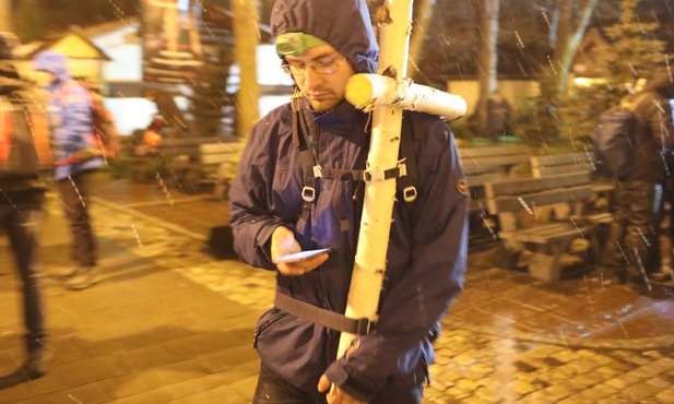 Z krzyżem i modlitwą, nie zważając na śnieg, deszcz i ciemności, wyszli w samotną wędrówkę...