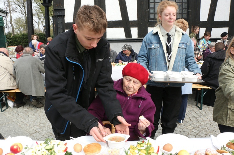 Śniadanie wielkanocne dla samotnych, chorych i potrzebujących w Miliczu