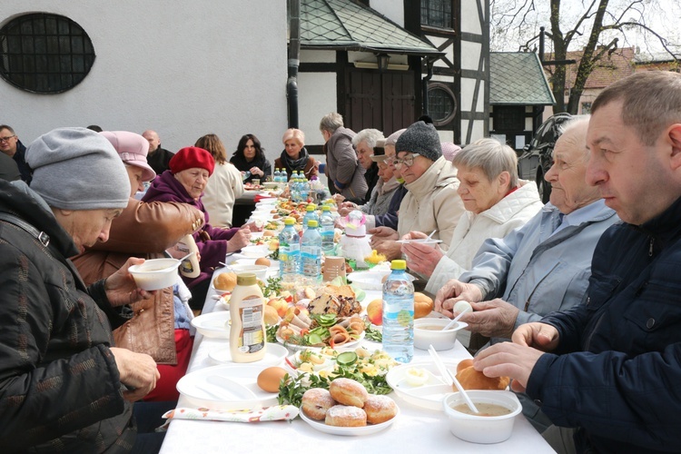 Śniadanie wielkanocne dla samotnych, chorych i potrzebujących w Miliczu